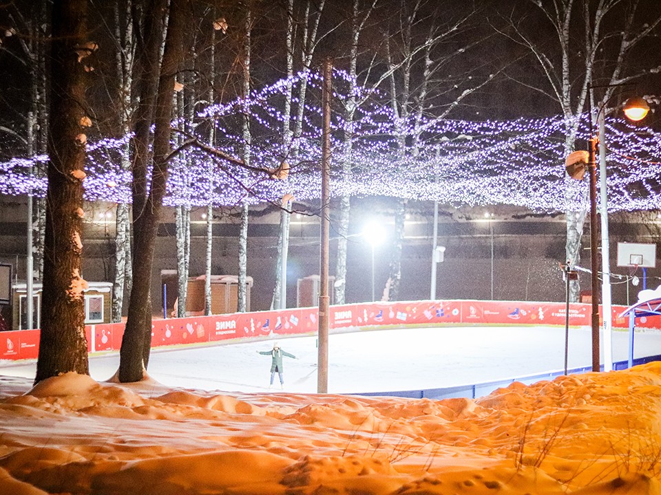 Каток в Сестрорецком парке снова открыли после перезаливки льда