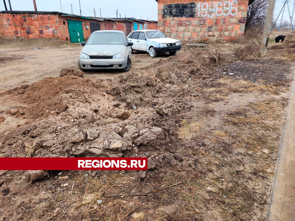 Пешеходную дорожку в Гололобово защитили от припаркованных автомобилей