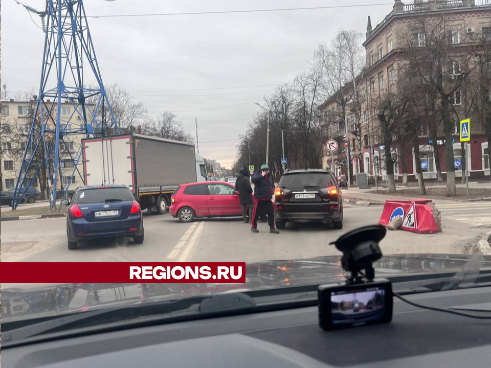 Две легковушки столкнулись на перекрестке улиц Чкалова и Горького