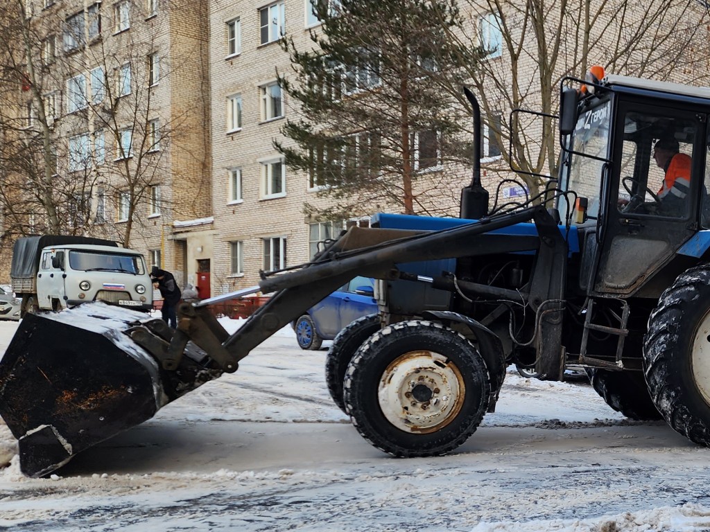 Дорожные службы Долгопрудного убирают улицы после праздников