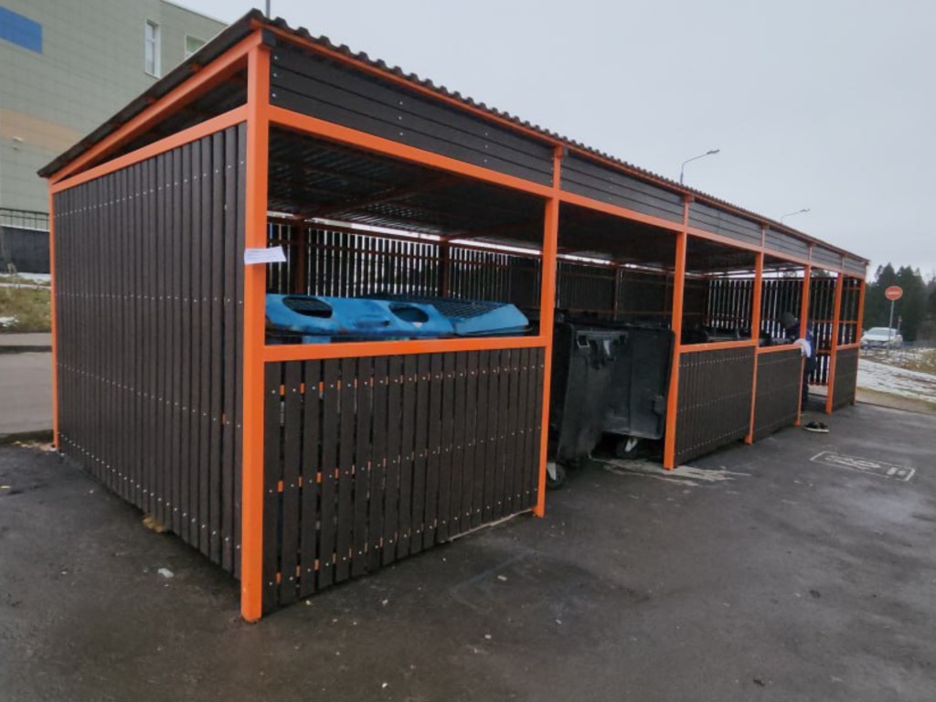 В поселке Центральной усадьбы совхоза Мир привели в порядок контейнерную площадку