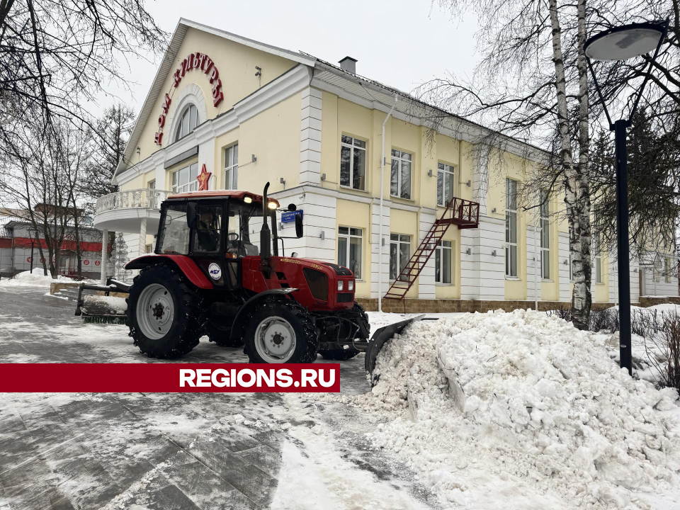 Коммунальщики расчистили от снега дворы и улицы в центре Шаховской