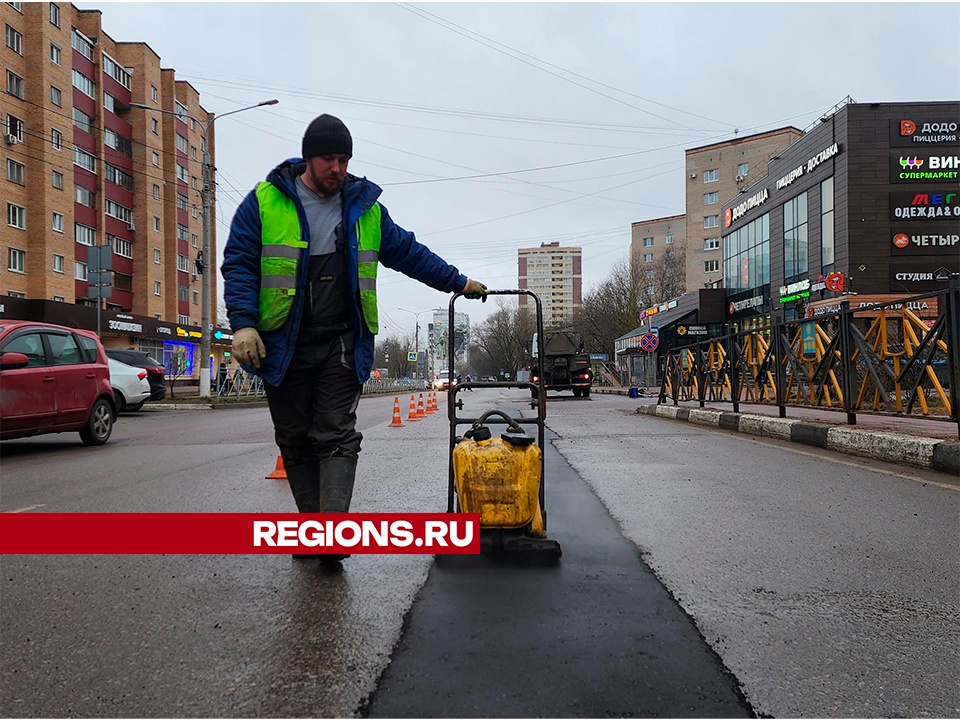 Дорожники Солнечногорска используют теплую погоду, чтобы залатать как можно больше ям