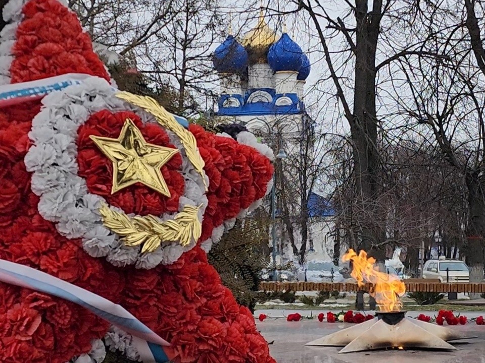 На памятном митинге в Бронницах возложили цветы к Вечному огню