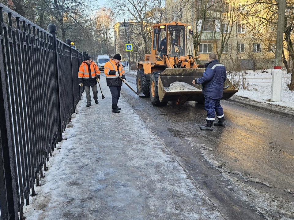 Коммунальщики Жуковского обрабатывают тротуары противогололедной смесью