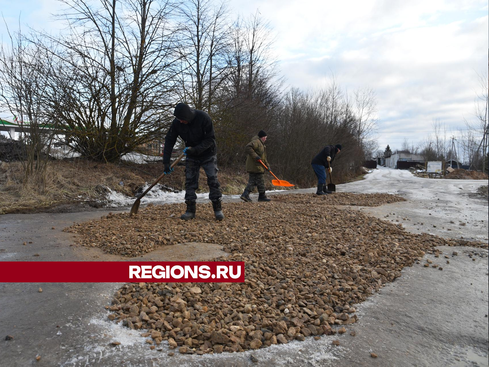 Коммунальщики Лотошина заделали ямы на Метрономовской