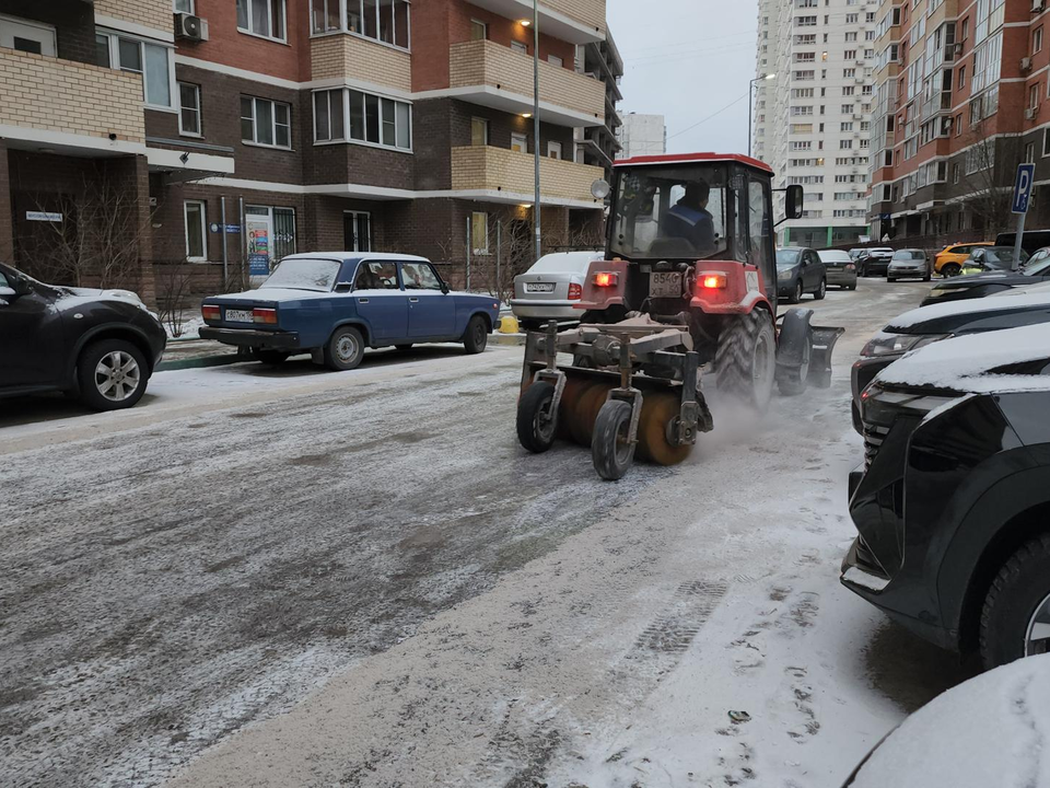 В управляющей компании Люберец отметили, что противогололедной смеси хватит на зиму