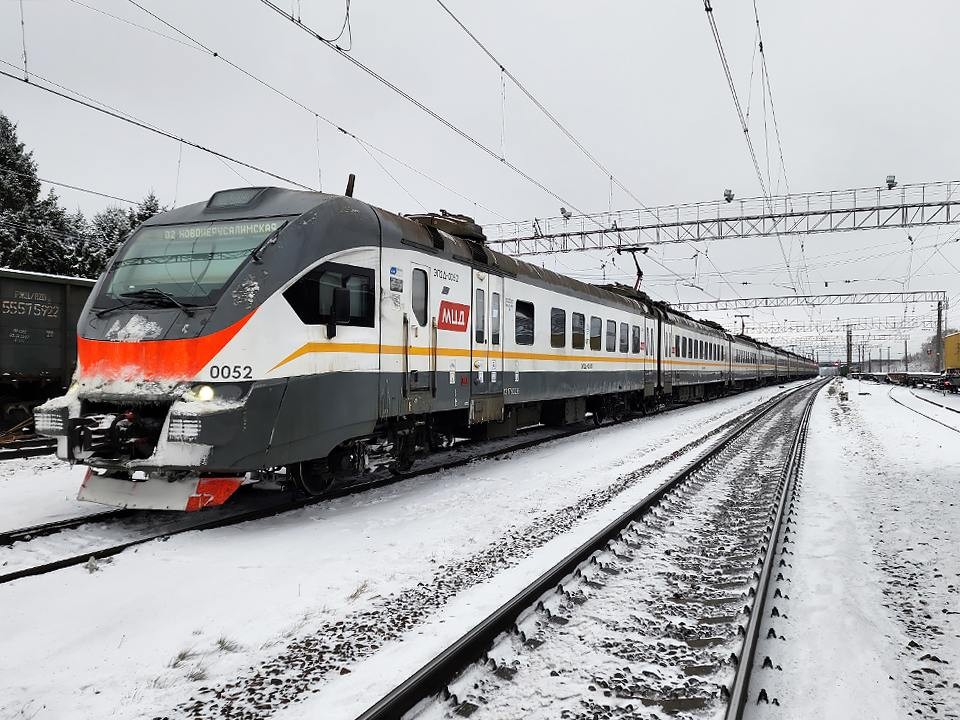 Двое людей попали под поезд на железной дороге в Подмосковье за утро