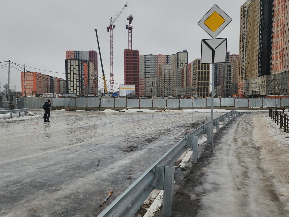 Автомобильно-пешеходный мост в ЖК «Пехра» готовят к открытию