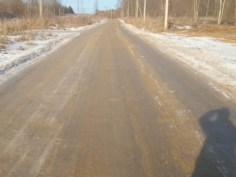 Дорогу в парке Лямина обработали пескосоляной смесью по просьбе дмитровчан