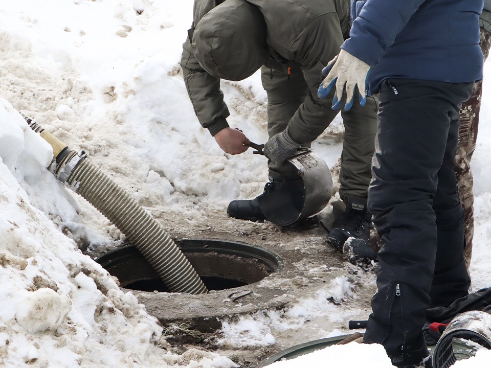 В Лобне на улице Чайковского устранили протечку водопровода