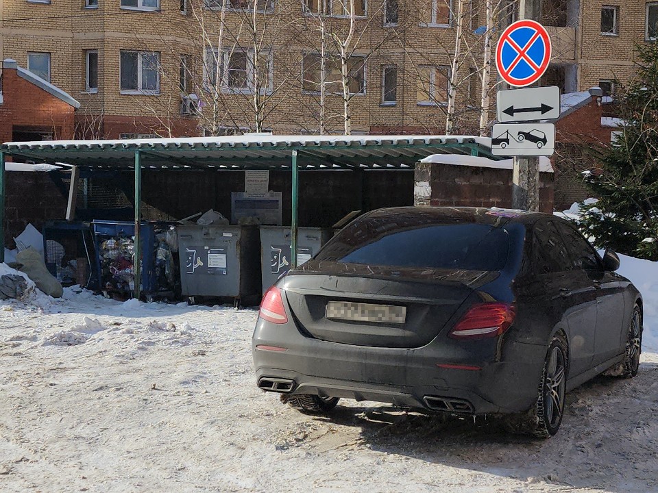 Загородившую контейнерную площадку машину забросали мусором в Одинцове