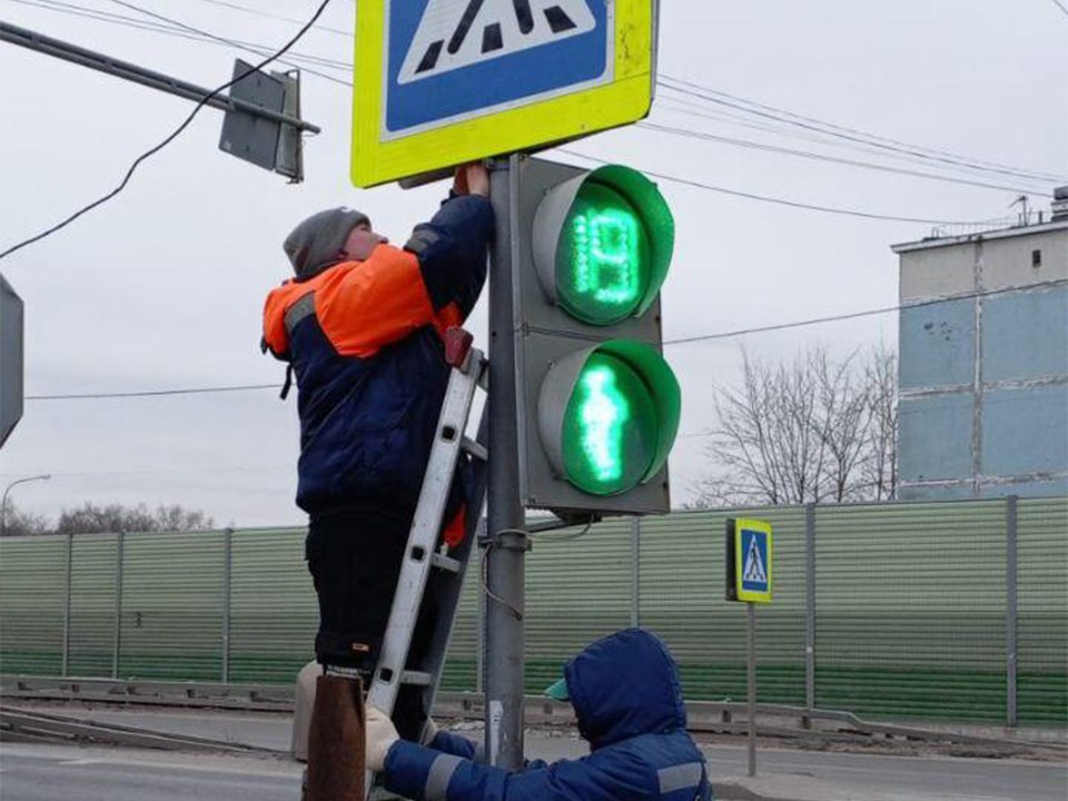 На Новом шоссе в Долгопрудном ремонтируют дорожные знаки и ограждения