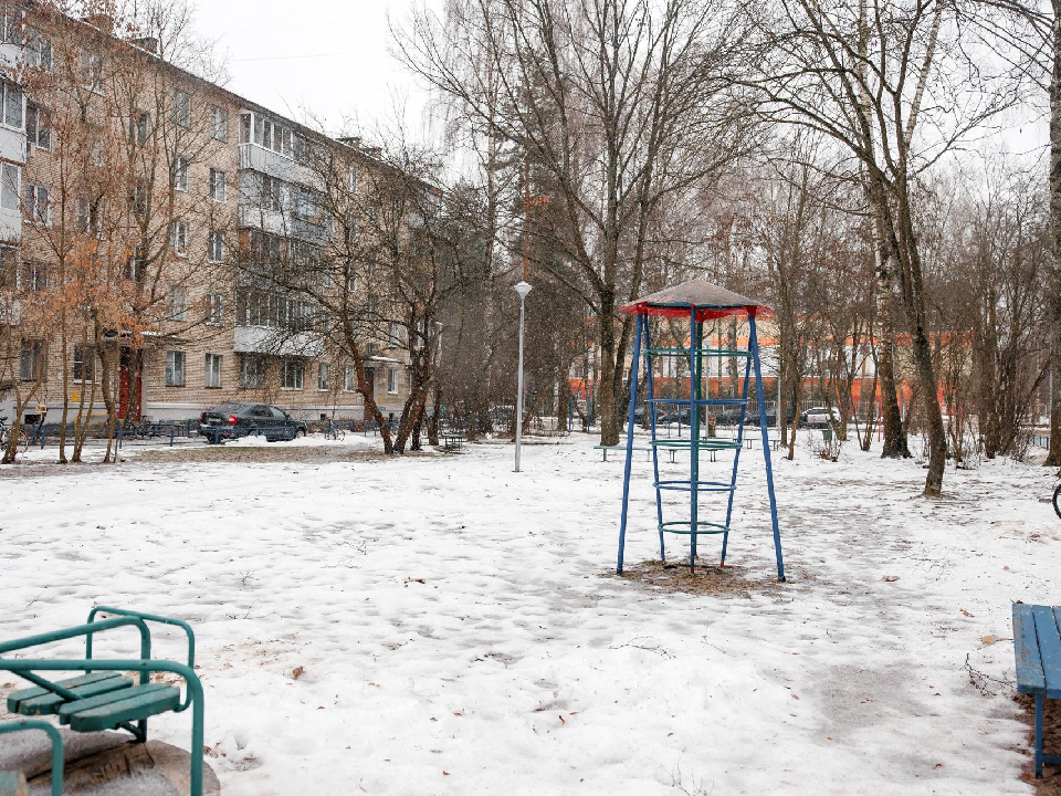 Парковочные карманы и новое освещение оборудуют во дворе дома на улице Карла Маркса