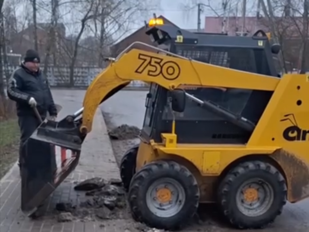 Рабочие навели порядок на улице Советская