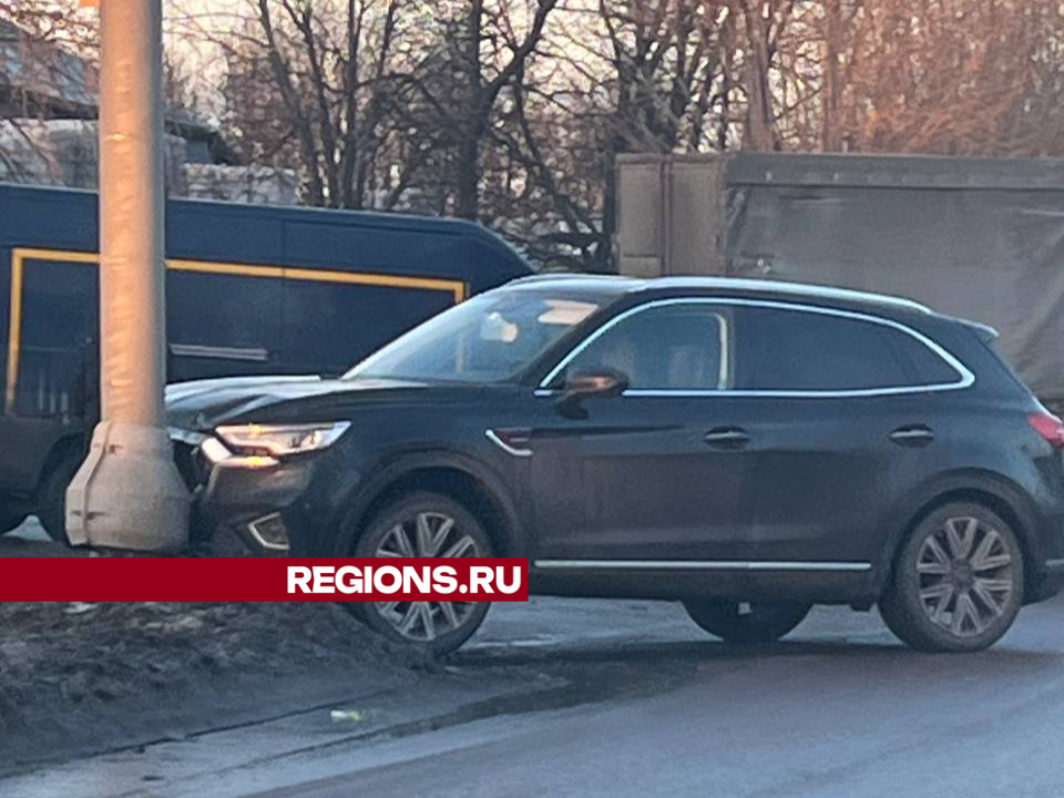 Водитель иномарки в Дзержинском не справился с управлением и въехал в столб