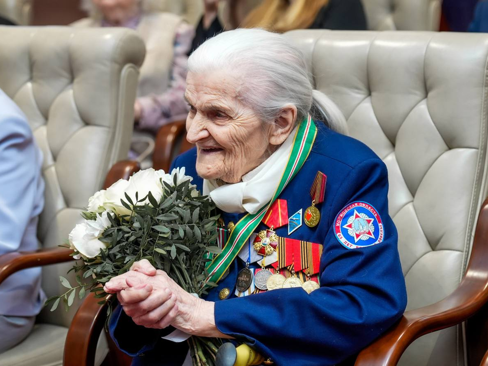 Жуковчанке Марии Сердюк вручили юбилейную медаль в честь 80-летия Победы