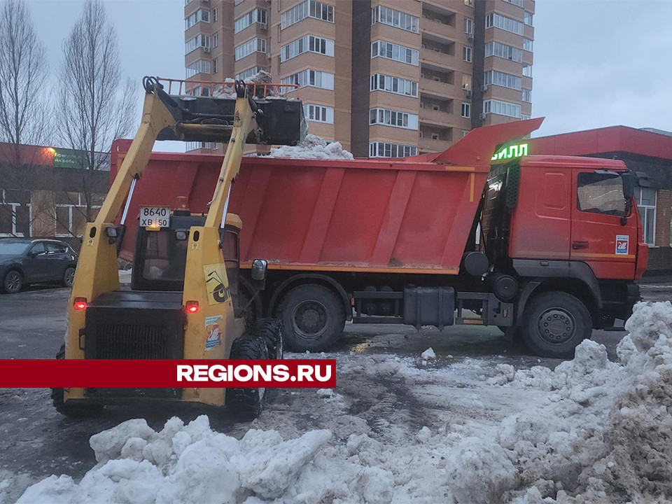 Снег с Московской улицы в Долгопрудном убрали после заявки жителей на «Добродел»