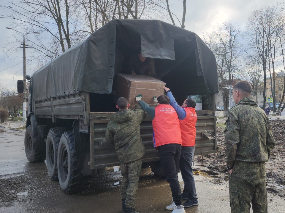 Активисты из Лотошино передали помощь бойцам СВО