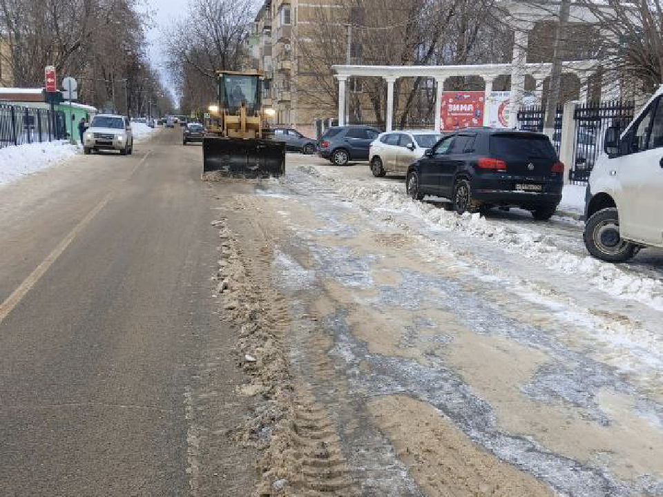 Снег и наледь убрали возле стадиона «Локомотив» в Дмитрове по просьбе жителей