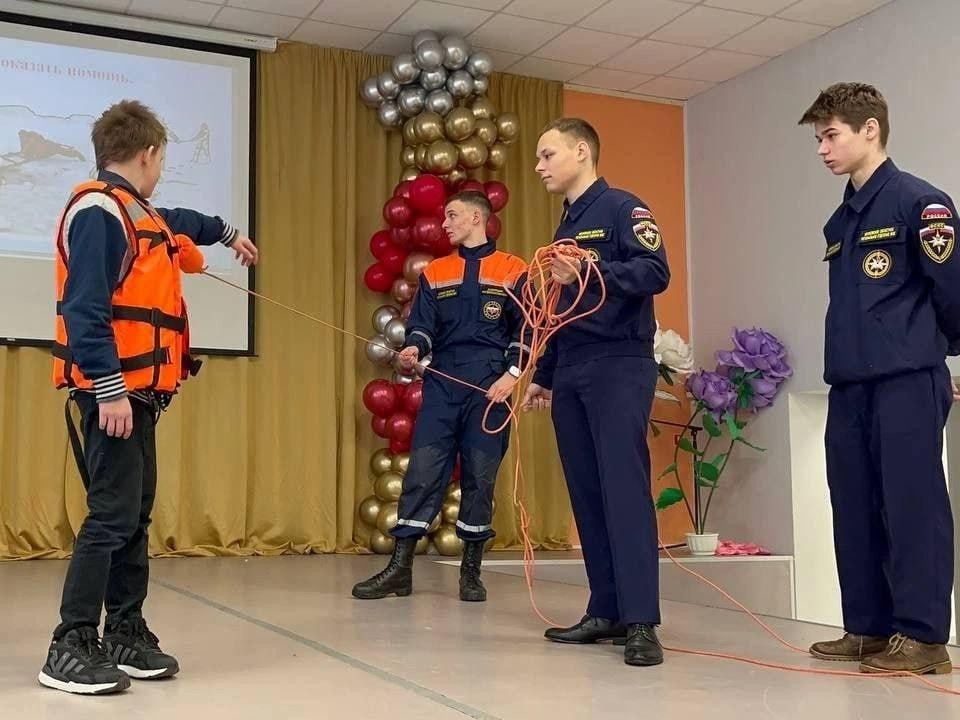 Актуальную этой зимой технику спасения освоили ребята из школы поселка Дорохово