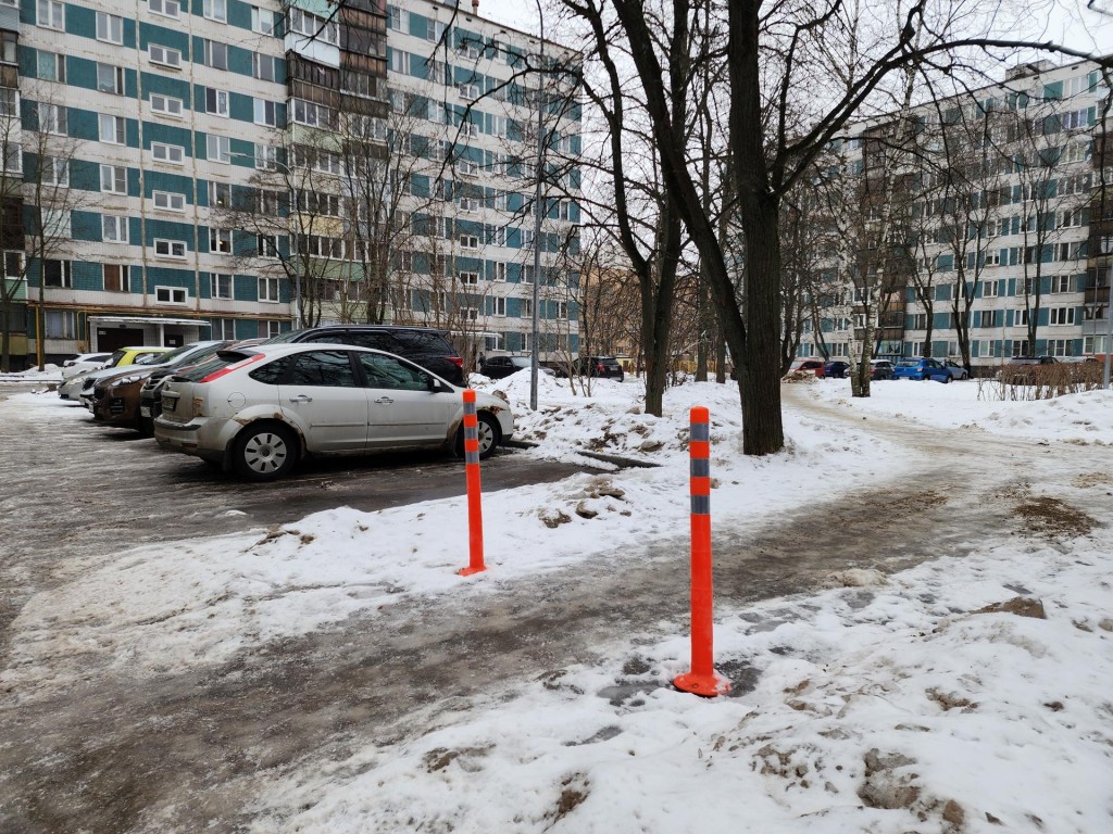 Черноголовским водителям запретили парковаться на пешеходной тропинке