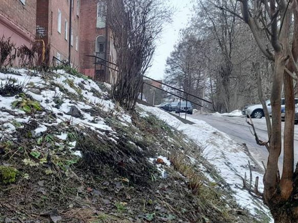 Прорыв канализационной трубы устранили коммунальщики в Яхроме по просьбе жителей