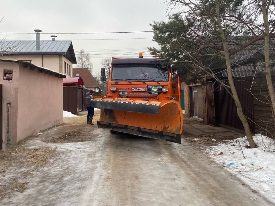 Улицу Центральную в Пушкино обработали пескосоляной смесью