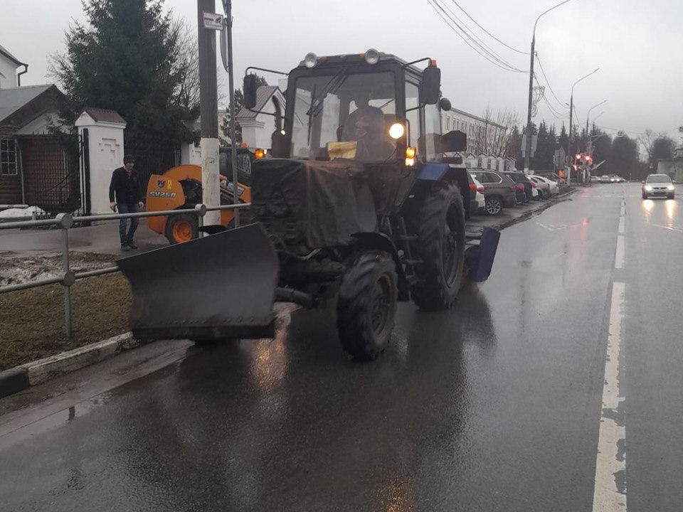 На улице Дирижабельная в Долгопрудном ремонтируют остановки и убирают мусор