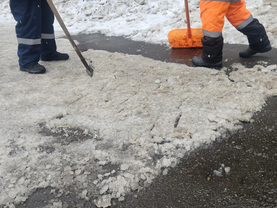 Жуковчанам рассказали, куда звонить если коммунальные службы не убрали снег