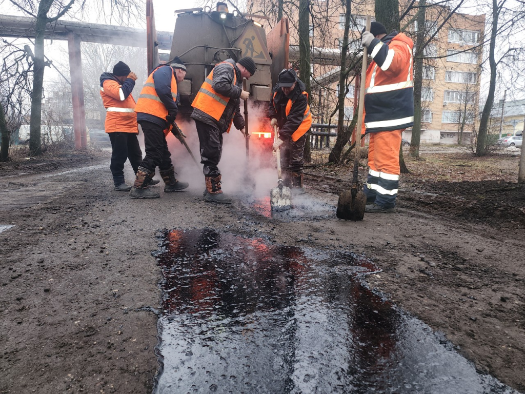 В Центре управления регионом разъяснили укладку асфальта «в лужи», применяемую на жуковских дорогах