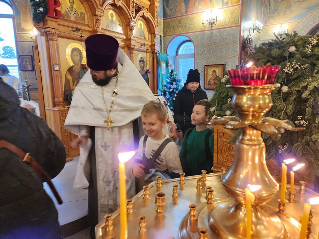 Праздничные службы в храме Красноармейска прошли под звуки церковного хора