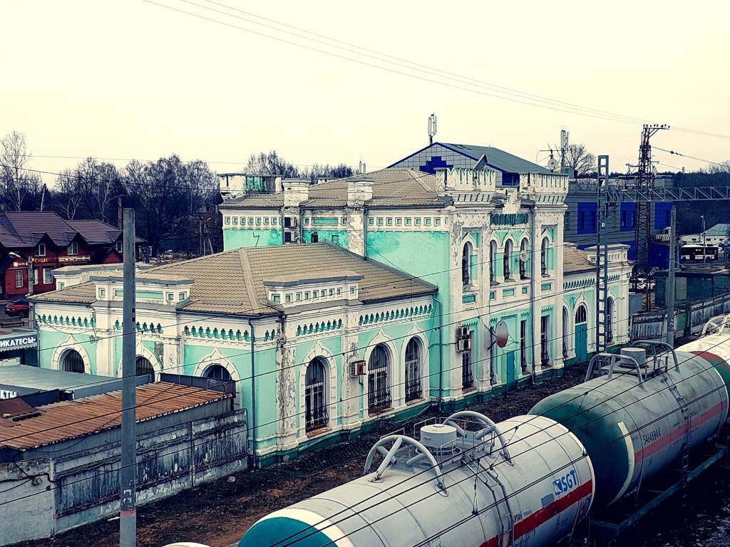 Здание железнодорожного вокзала в Голицыне похоже на средневековый замок