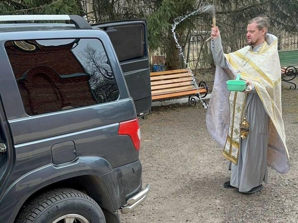 В Серпухове священник благословил автомобиль «Профессора» на службу в зоне СВО