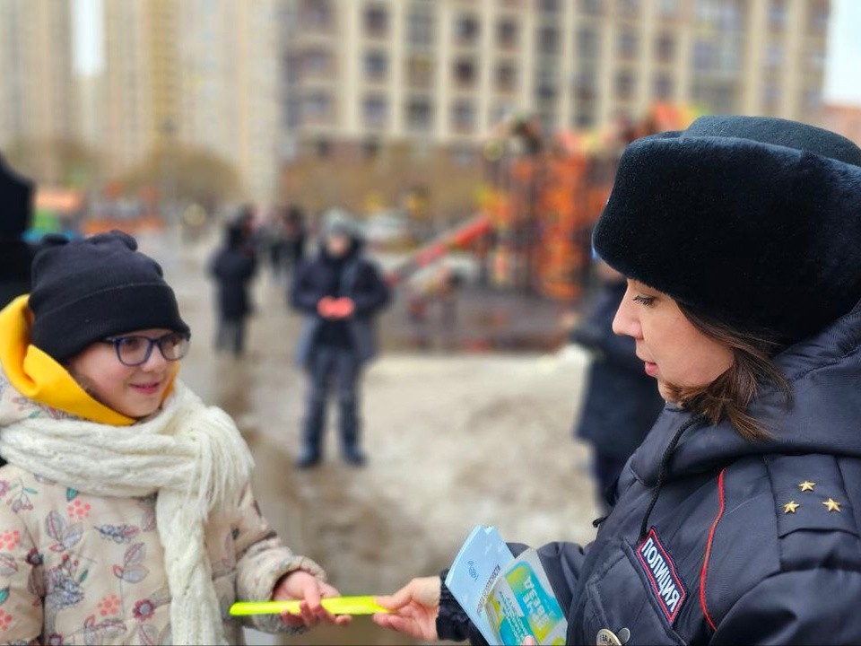 Сотрудники Госавтоинспекции напомнили долгопрудненцам, как вести себя во дворе