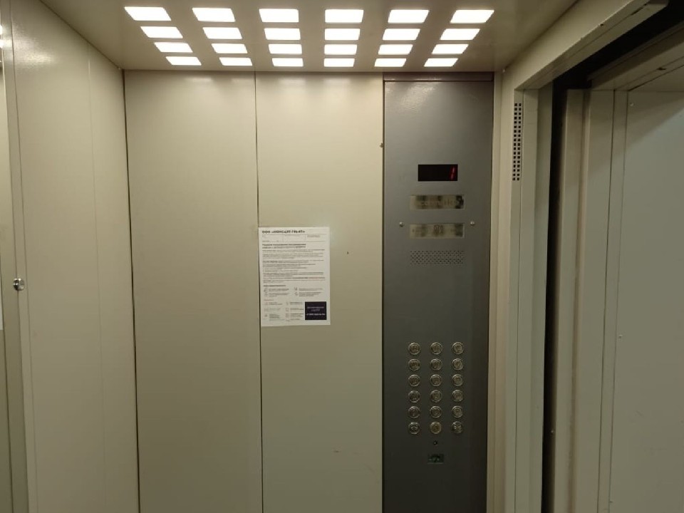 В Подольске женщина справила нужду прямо в лифте