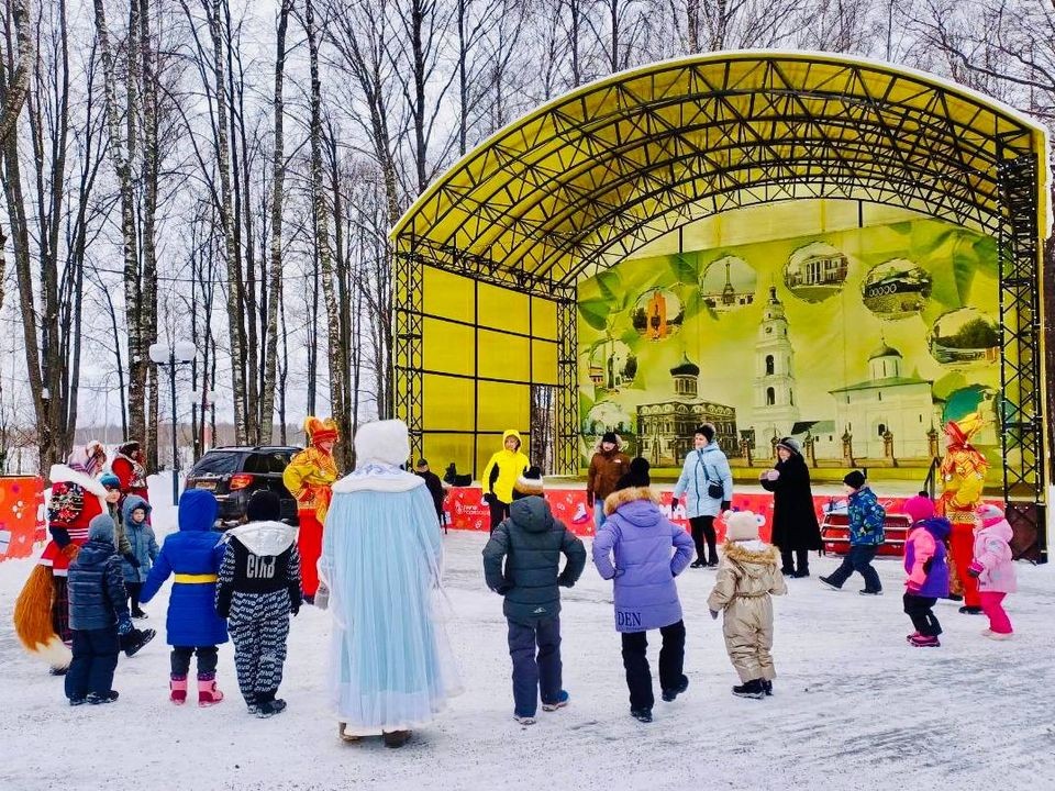 В Волоколамске устроили для детей «Рождественский хоровод»