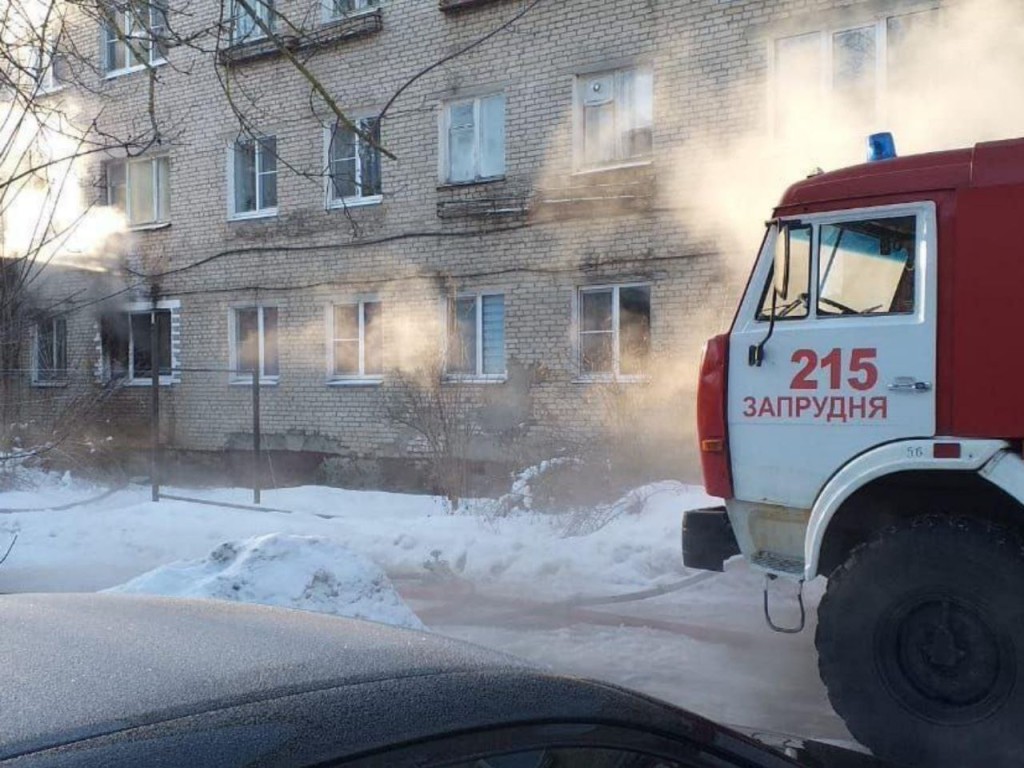 Спасатели пришли на помощь медикам, госпитализировавшим человека в больницу