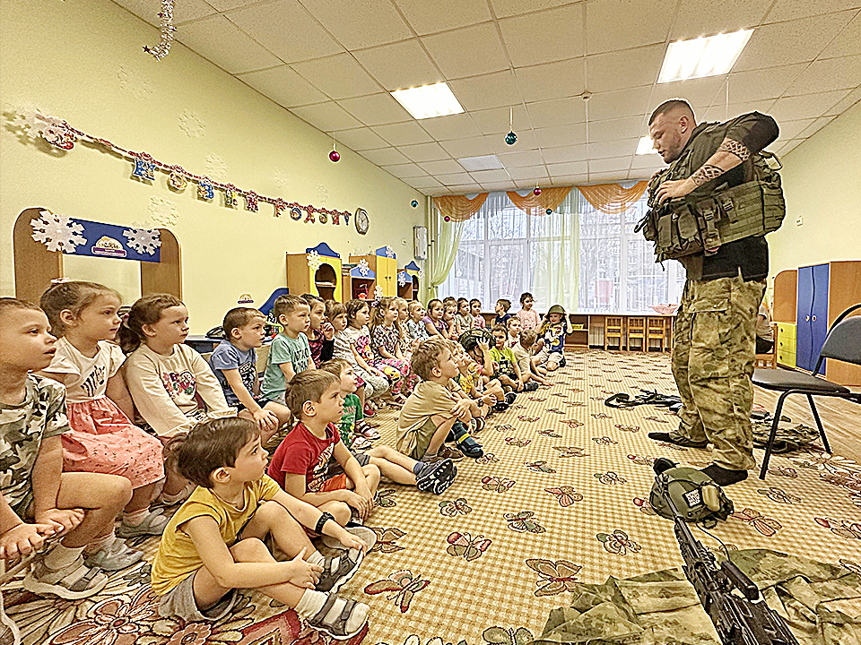 Об устройстве автомата Калашникова и тактической аптечки рассказали дошкольникам в Ступине