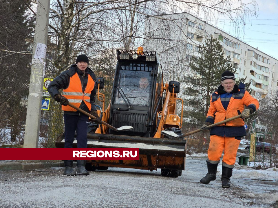 Можайские коммунальщики обрабатывают дворы после ледяного дождя