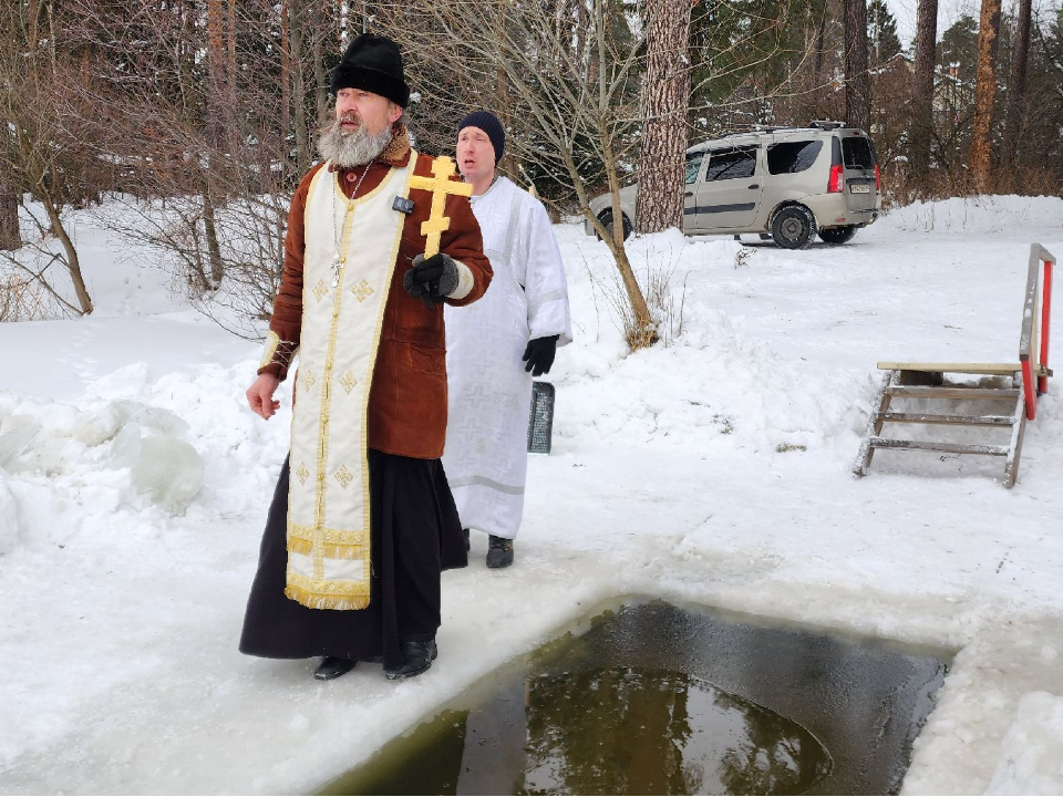 Священник призвал не рисковать здоровьем ради купания в ледяной воде на Крещение