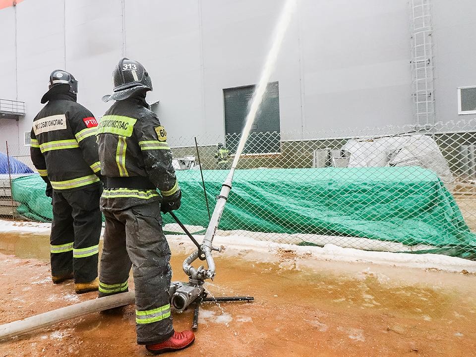 Спасатели реанимировали манекен на глазах у детей в Мишутино