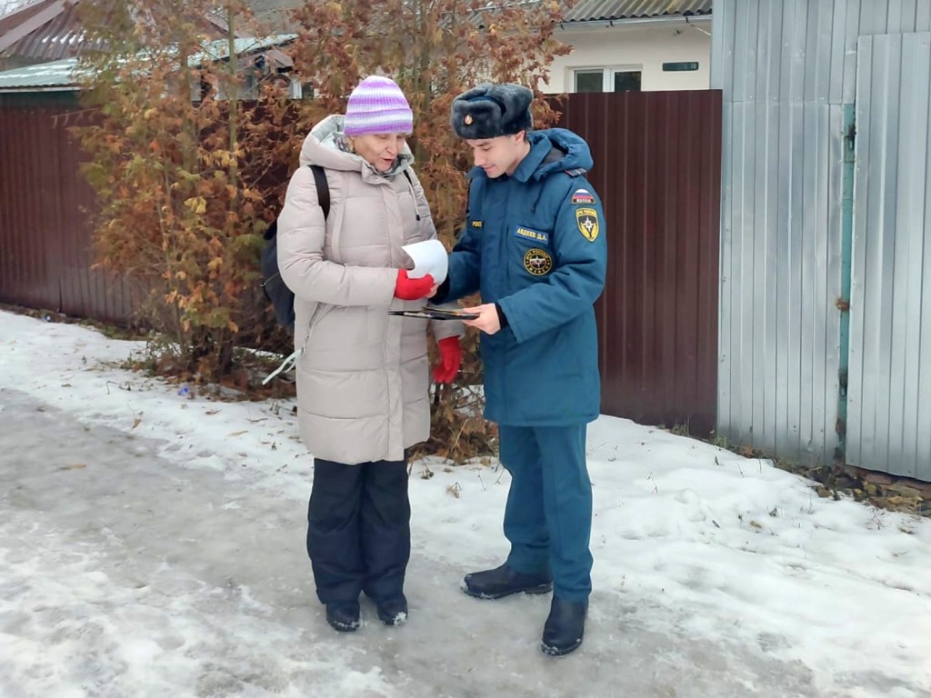 Сотрудники МЧС проводят беседы с садоводами в Ступине