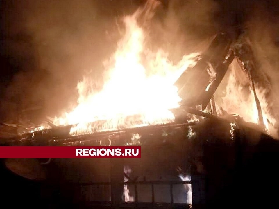 В Луховицах сгорели два дачных дома, пожарные отстояли третий