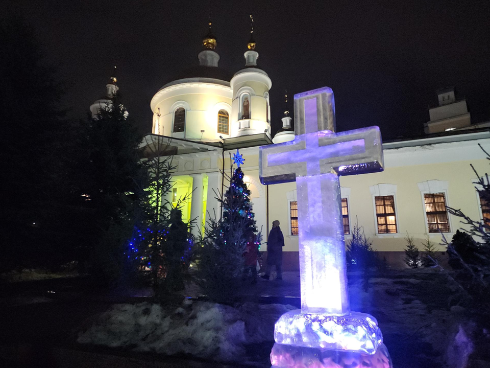 Подольчане впервые окунулись в крещенские купели у Троицкого собора