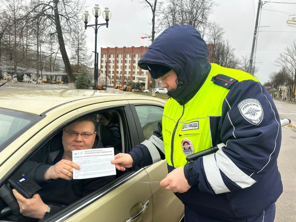 Госавтоинспекторы тормозили машины у площади Ленина для проверки детских автокресел