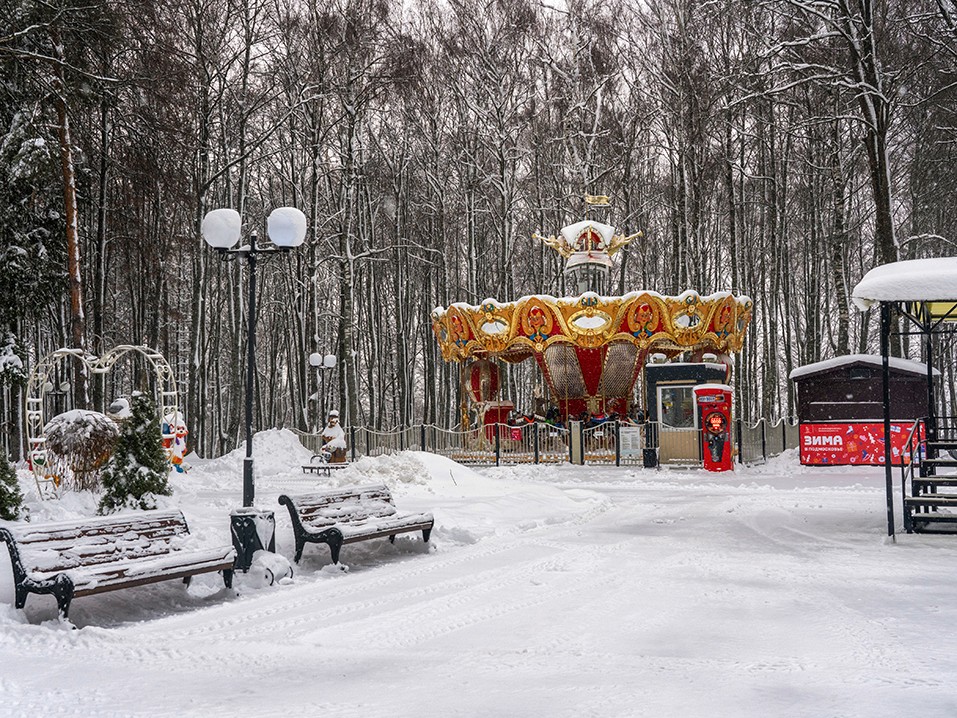 В Волоколамском парке начала работать всесезонная карусель