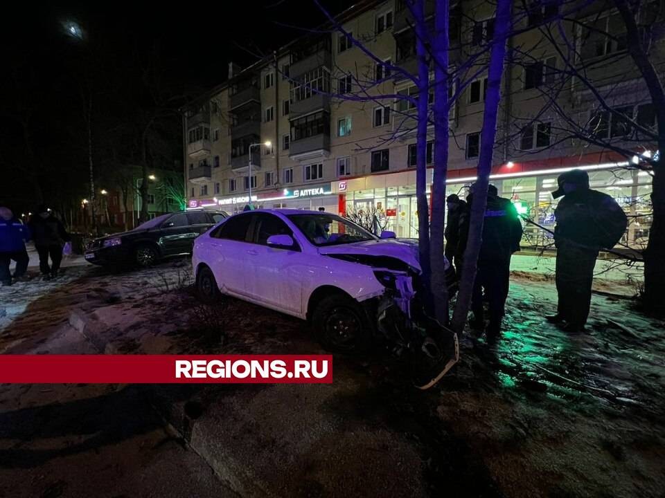 Выясняются обстоятельства гибели водителя, въехавшего в дерево в Ликино-Дулеве