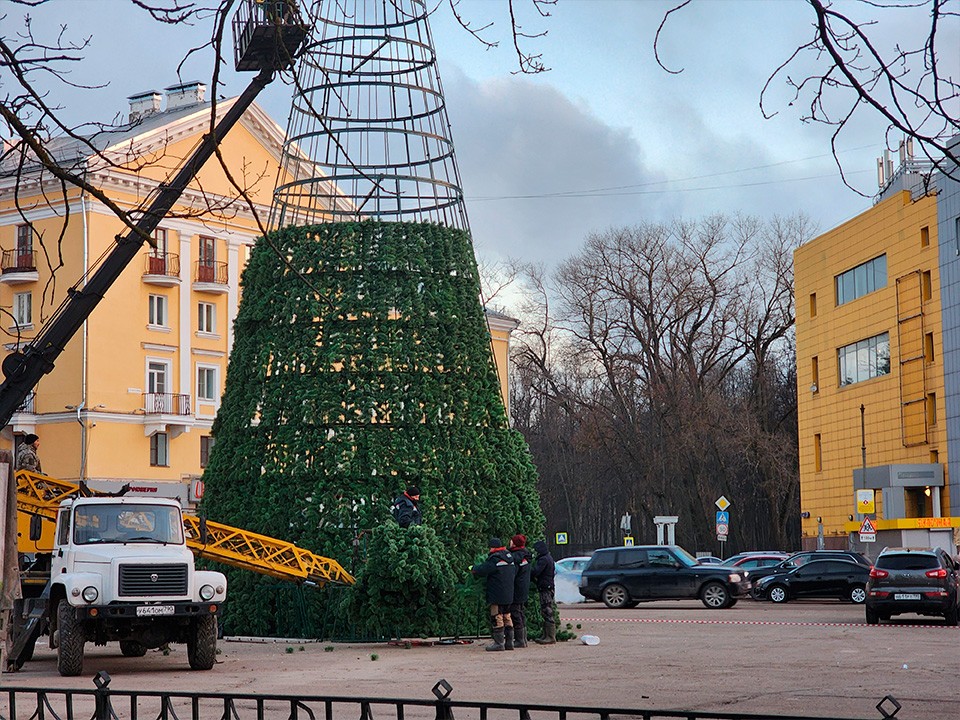 В центре Воскресенска демонтируют двадцатиметровую елку