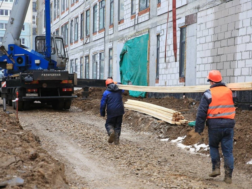 После долгого перерыва продолжается активное строительство школы в Центральном микрорайоне